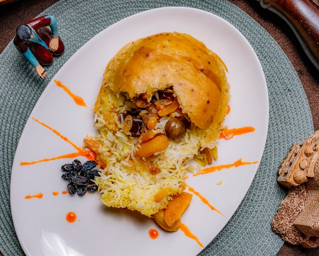 Vista superior de un plato tradicional azerbaiyano shah pilaf con albaricoques secos y pasas