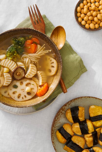 Foto gratuita vista superior del plato de verduras de la vida muerta