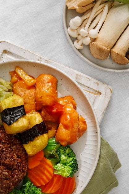 Foto gratuita vista superior del plato de verduras de la vida muerta