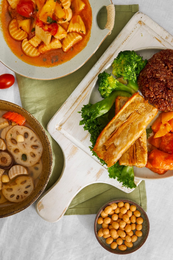 Foto gratuito vista superior del plato de verduras de la vida muerta