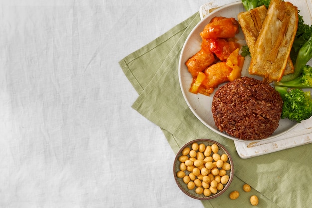 Foto gratuita vista superior del plato de verduras de la vida muerta