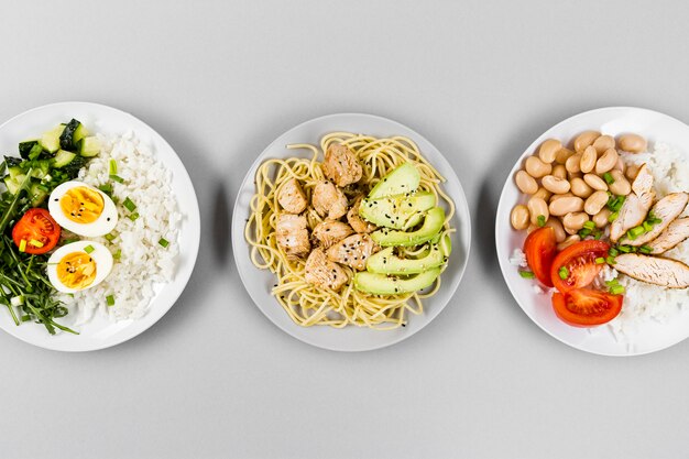 Vista superior de platos con diferentes comidas.