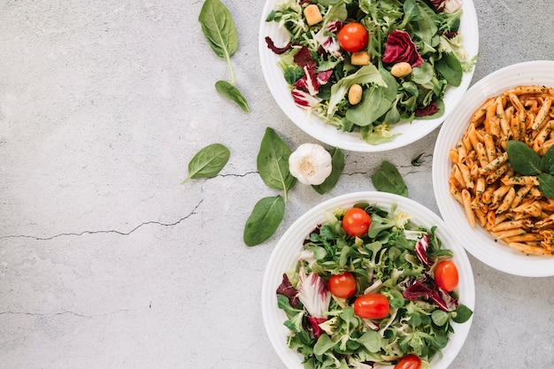 Vista superior de platos con ensaladas y ajo con espacio de copia