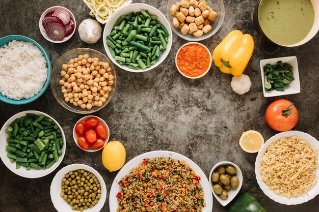 Vista superior de platos con fideos y garbanzos