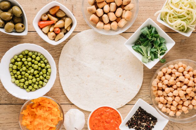 Vista superior de platos con garbanzos y guisantes