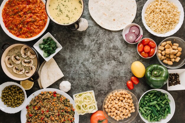 Vista superior de platos con garbanzos y pimiento