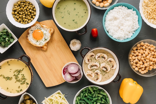 Foto gratuita vista superior de platos con huevo frito y sopa de champiñones