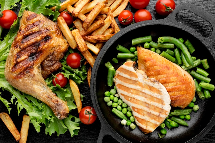 Foto gratuito vista superior de pollo al horno y tomates cherry con papas fritas y guisantes