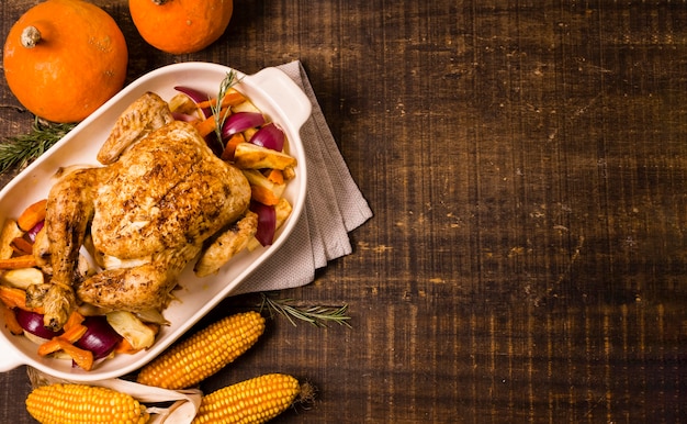 Vista superior de pollo asado de acción de gracias con maíz