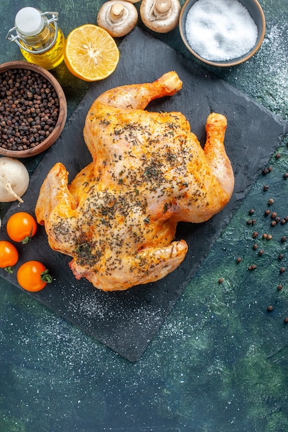 Foto gratuita vista superior de pollo con especias cocidas en la superficie oscura