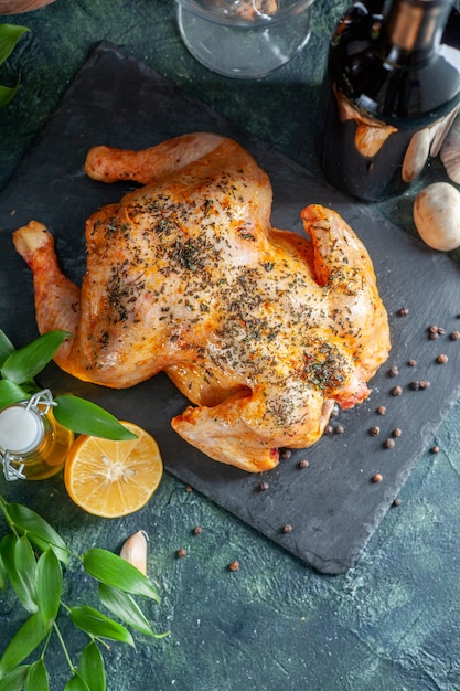 Foto gratuita vista superior de pollo con especias cocidas con vino y ajo sobre una superficie oscura