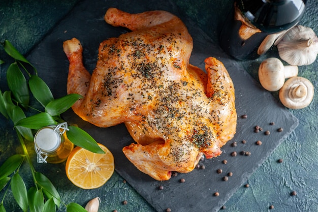 Vista superior de pollo con especias cocidas con vino y ajo sobre una superficie oscura