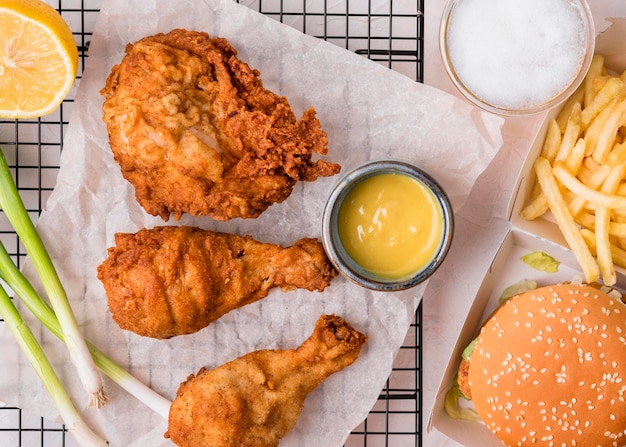 Foto gratuita vista superior de pollo frito con hamburguesa y papas fritas