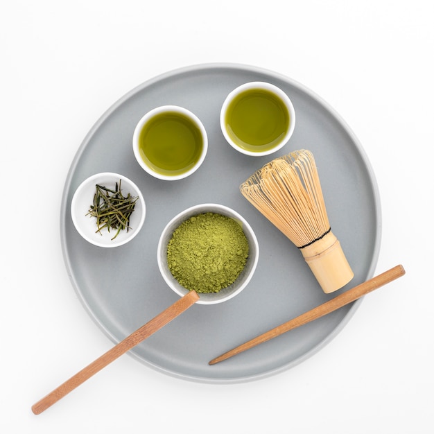 Foto gratuita vista superior de polvo de matcha con batidor de bambú