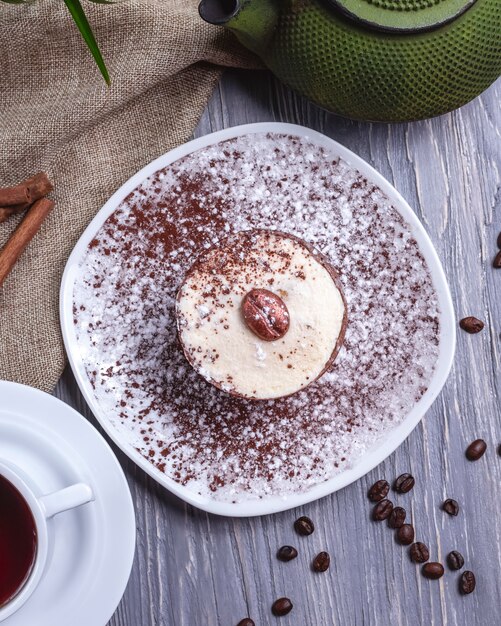 Vista superior de postre de chocolate con crema y granos de café