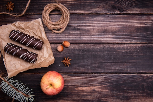 Foto gratuita vista superior de postre de chocolate con manzana