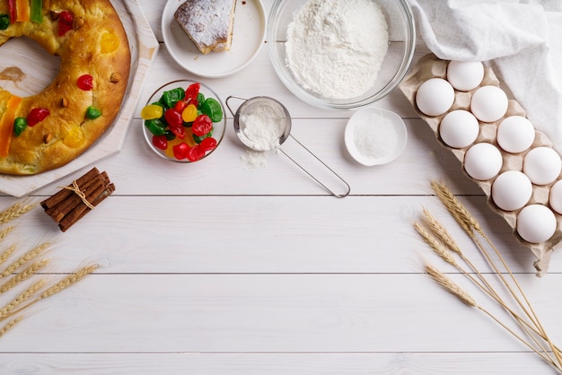 Vista superior del postre del día de la epifanía con ingredientes.