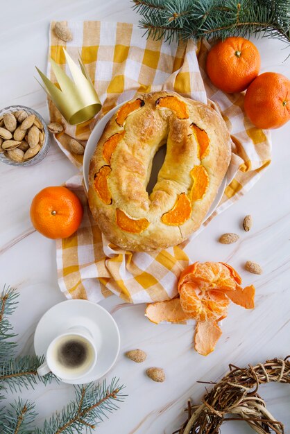 Vista superior del postre del día de la epifanía con naranja y café