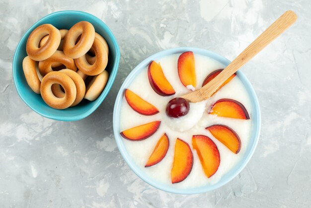 Vista superior postre con frutas en rodajas junto con galletas dulces frutas frescas en blanco