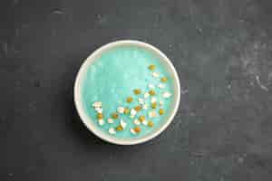 Foto gratuita vista superior de postre helado azul dentro de la placa sobre la mesa oscura color crema helado