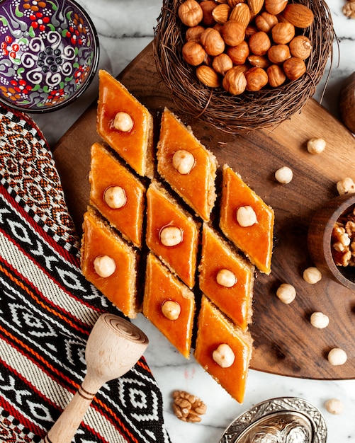 Vista superior del postre nacional azerbaiyano baklava dulce oriental en una tabla de maderajpg