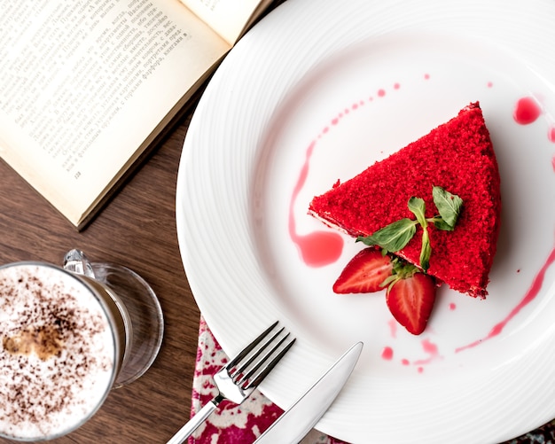 Vista superior postre tarta de fresas con una rodaja de fresas y menta