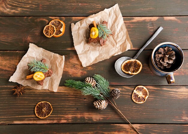 Vista superior de postres dulces con piñas y cítricos secos