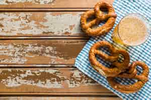 Foto gratuita vista superior de pretzels con cerveza