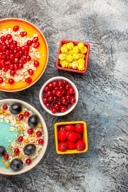 Foto gratuita vista superior de primer plano bayas semillas de granadas las apetitosas bayas coloridas avena