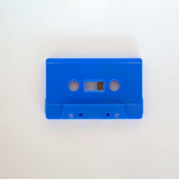 Vista superior del primer plano de la cinta de cassette azul