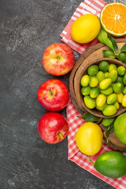 Vista superior de primer plano cítricos manzanas cítricos en el tablero sobre el mantel a cuadros