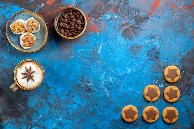 Vista superior de primer plano dulces granos de café las apetitosas galletas delicia turca