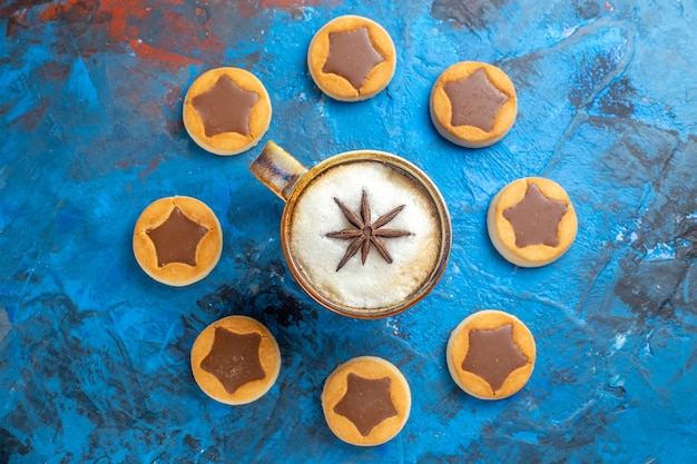 Foto gratuita vista superior de primer plano dulces una taza de café y galletas a su alrededor
