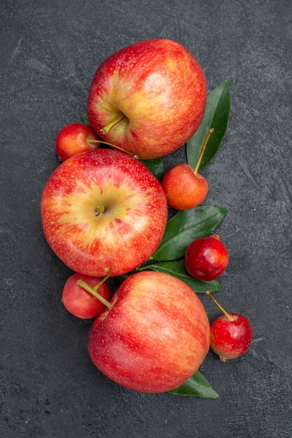 Vista superior de primer plano frutas las apetitosas bayas y frutas con hojas