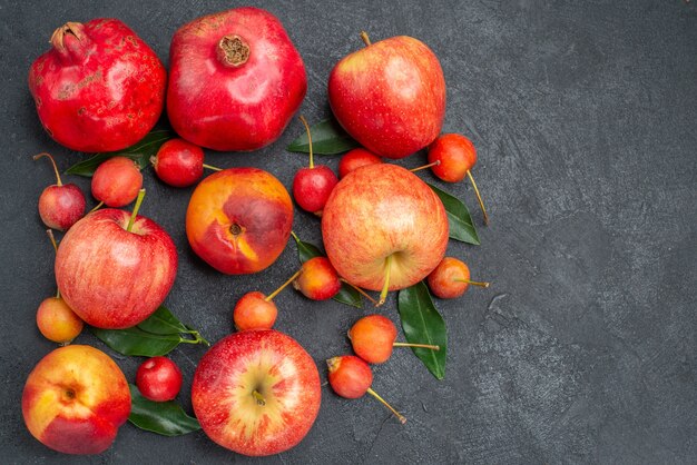 Vista superior de primer plano frutas las apetitosas manzanas cerezas nectarinas granadas