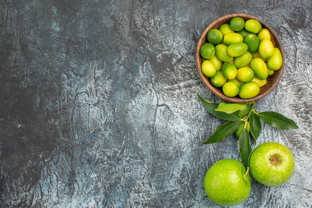 Vista superior de primer plano frutas las apetitosas manzanas y cítricos en el tazón