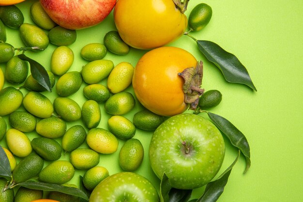 Vista superior de primer plano frutas cítricos manzanas caquis en la mesa