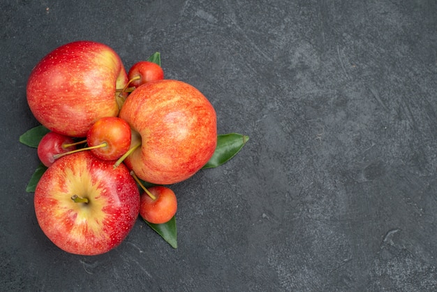 Vista superior de primer plano frutas manzanas y bayas con hojas