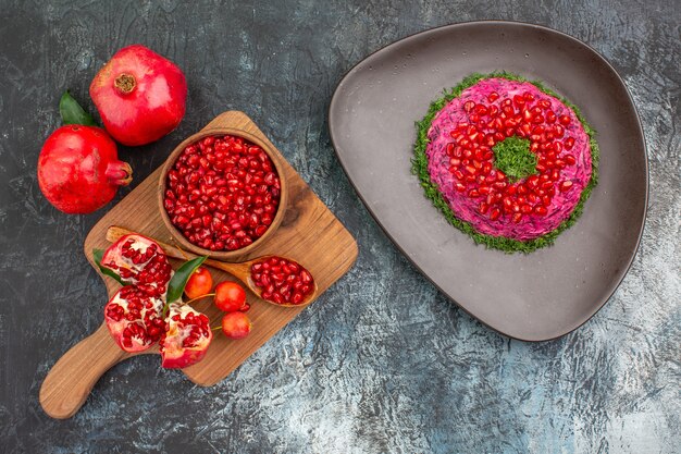 Vista superior de primer plano frutas el plato apetitoso el tablero con cerezas de cuchara de granada