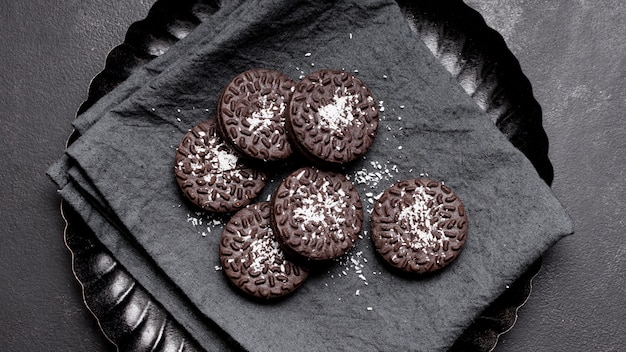 Foto gratuita vista superior de primer plano galletas de chocolate en placa