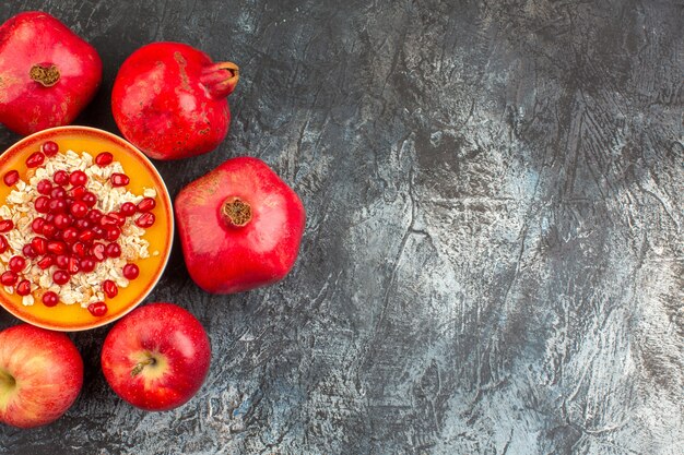 Vista superior de primer plano granadas manzanas granadas semillas de granadas con avena