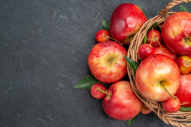 Vista superior de primer plano manzanas cuerda manzanas con dos hojas en la cesta