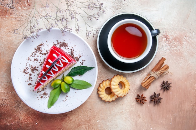 Vista superior de primer plano un pastel un apetitoso pastel una taza de té galletas anís estrellado palitos de canela