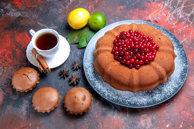 Foto gratuita vista superior de primer plano pastel pastel con bayas lima hojas de limón cupcakes una taza de té anís estrellado