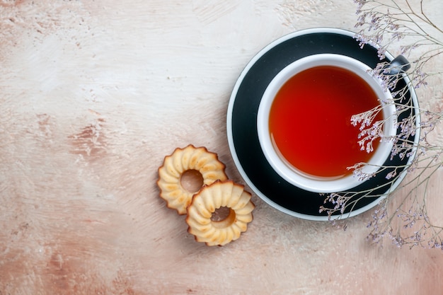 Vista superior de primer plano una taza de té una taza de apetitosas galletas de té