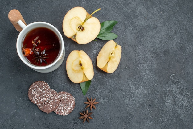 Vista superior de primer plano una taza de té una taza de té con rodajas de manzana canela galletas