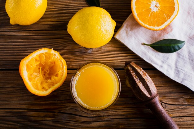 Vista superior del proceso de jugo de naranja fresco