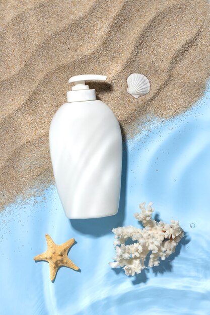 Vista superior del producto para el cuidado de la piel en la playa