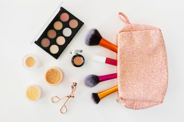 Foto gratuita vista superior de productos cosméticos de belleza en bolsa