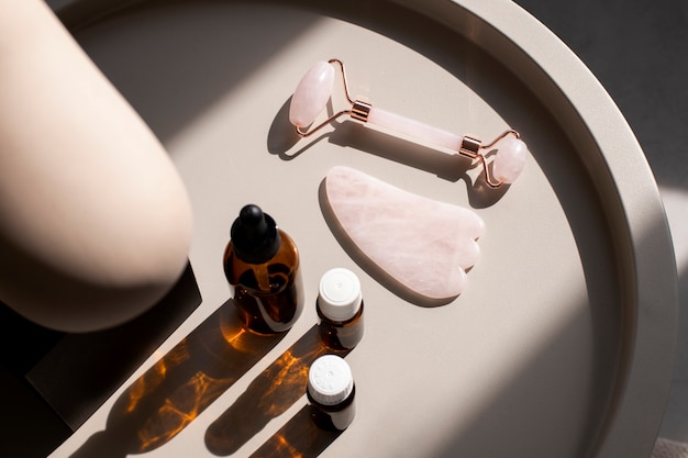 Foto gratuita vista superior de los productos faciales gua sha